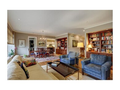 Beautiful Open Great Rm with Hardwoods, Built-Ins 