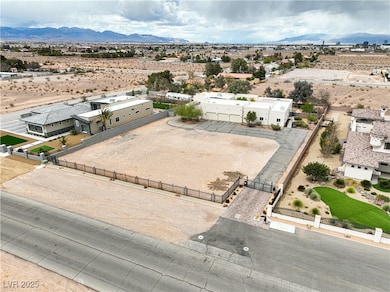 Bird's eye view featuring a gated front, Strip vie