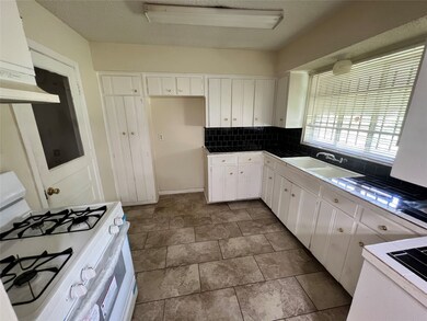 10214 Envoy St, Houston, TX 77016 - photo 6