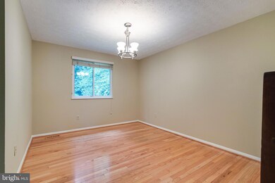 8044 Steeple Chase Ct, Springfield, VA 22153 - photo 4