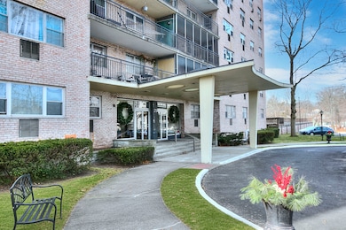 Cartwright Towers I unit 5D, Bridgeport, CT 06604 - photo 2