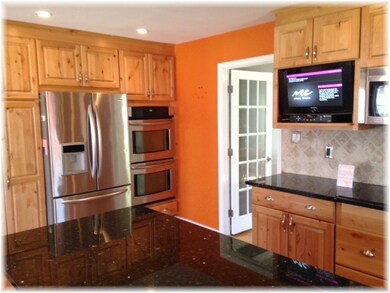 Double Ovens, flat screen Kitchen TV conveys!, Ref