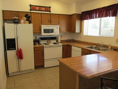 Kitchen with Eat-in bar