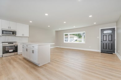 SPACIOUS BRIGHT LIVING ROOM OPEN TO THE LARGE EAT