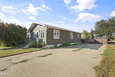 416 7th St W, Williston, ND 58801 - photo 2