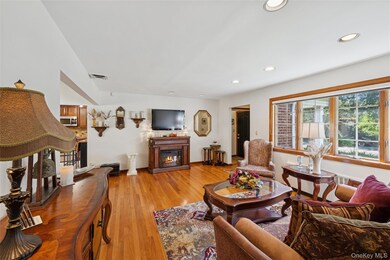 818 Palmetto Dr, Franklin Square, NY 11010 - photo 5