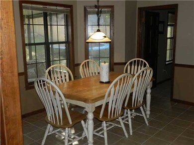 Eat-in kitchen/breakfast room with lovely bay wind
