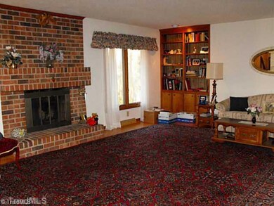 5602 Fallingbrooks Dr, Greensboro, NC 27407 - photo 4