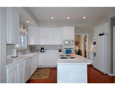 Kitchen. A light and bright kitchen with a center 