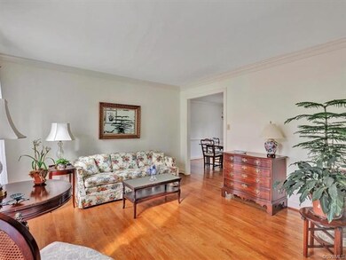 A nicely sized room for gathering with family and friends