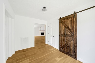 10102 Burgoyne Rd, Houston, TX 77042 - photo 5