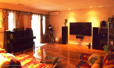 (3) Family Room