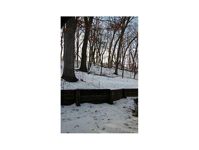 View. Wooded lot , Great views, bird watching, nic