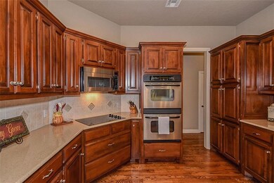 Double oven, microwave and many cupboards