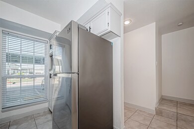 A spacious window lets the daylight pour in.