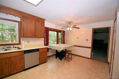 Kitchen w/bay window, ceiling fan w/light and new