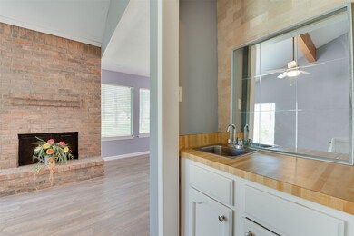 7811 Bateman Ln unit 7811, Houston, TX 77088 - photo 5