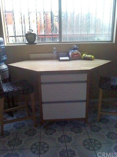 Kitchen eating table - not bolted.