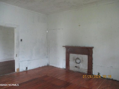 113 Reddick living room1