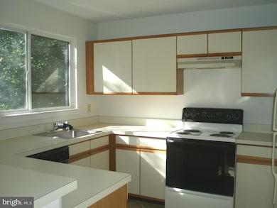 11701 Summerchase Cir unit 11701B, Reston, VA 20194 - photo 6