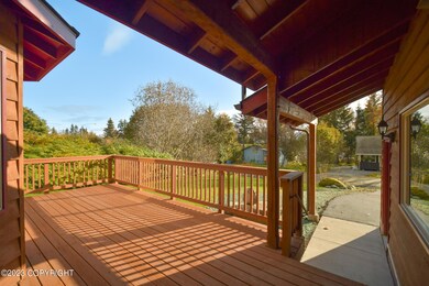 Spacious Sunny Deck!
