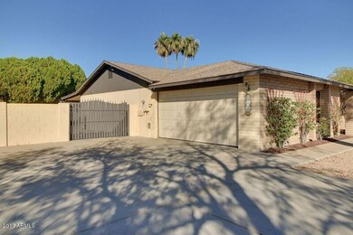 3018-West-Kerry-Lane Garage