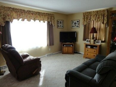 47 White Plains Dr, Nashua, NH 03062 - photo 2