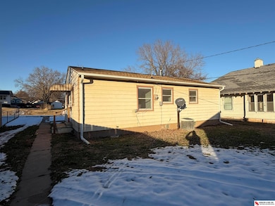 1208 6th St, Fairbury, NE 68352 - photo 3