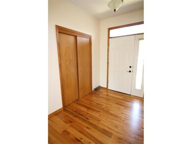Foyer w/large coat closet