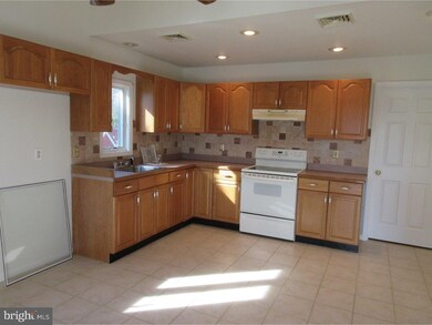 324 Appletree Dr, Levittown, PA 19055 - photo 4