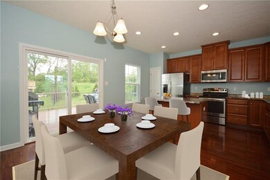 Look at this beautiful kitchen/dining area! Perfec
