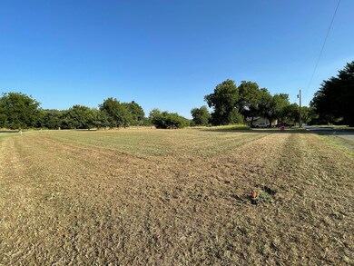 429 Schopmeyer, Gainesville, TX 76240 - photo 2