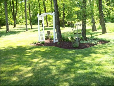 Yard/Garden. BEAUTIFULLY LANDSCAPED YARD.