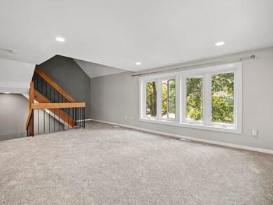 Main floor living room, approx. 13'6
