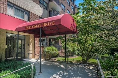 Diplomat Towers unit 8J, Mount Kisco, NY 10549 - photo 2
