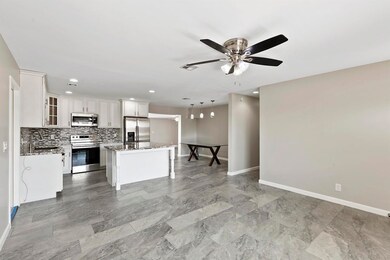 004_Living Room & Kitchen