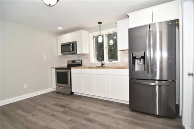 135 Randolph Ave, Tiverton, RI 02878 - photo 5