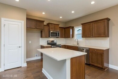 8016 NW 95th Cir, Johnston, IA 50131 - photo 4