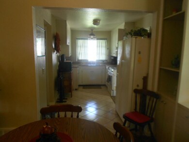Dining Area/Kitchen<|><|>