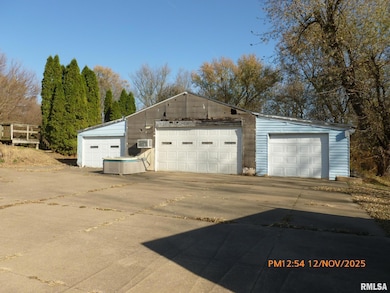 5311 N Fairmount St, Davenport, IA 52806 - photo 6