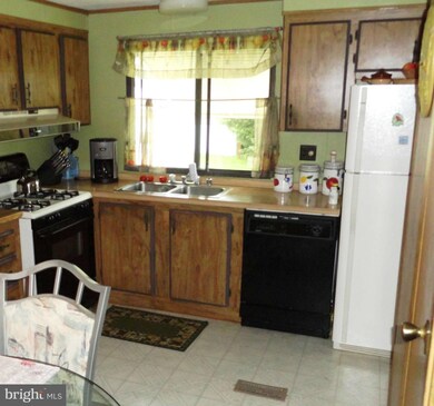 109 Berts Dr, Lothian, MD 20711 - photo 5