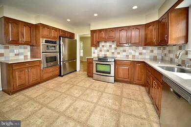 513 Valley Dr SE, Vienna, VA 22180 - photo 2