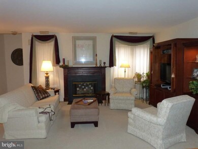 138 Pamela Ct unit 704, Levittown, PA 19057 - photo 4