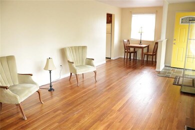 Entry Way 5' X 4'; Living Room 19' X 11'; Dining N