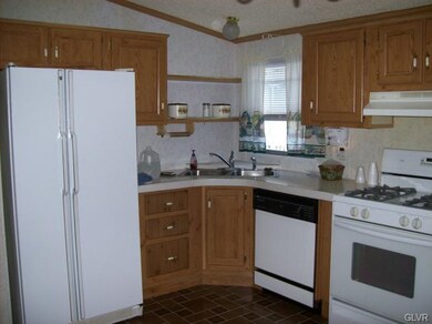 255 Pine Cir, Walnutport, PA 18088 - photo 6