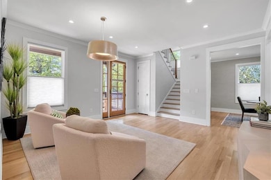 Inviting foyer / Entertaing area