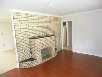 SPACIOUS LIVING ROOM WITH GAS FIREPLACE, WOOD FLOO