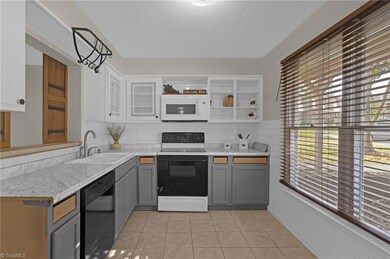 317 W Montcastle Dr unit D, Greensboro, NC 27406 - photo 4