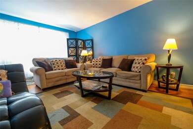 East Rock unit B4, East Rockaway, NY 11518 - photo 3