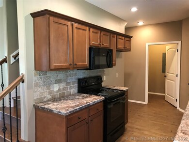 310 E 4th St, Claremore, OK 74017 - photo 6